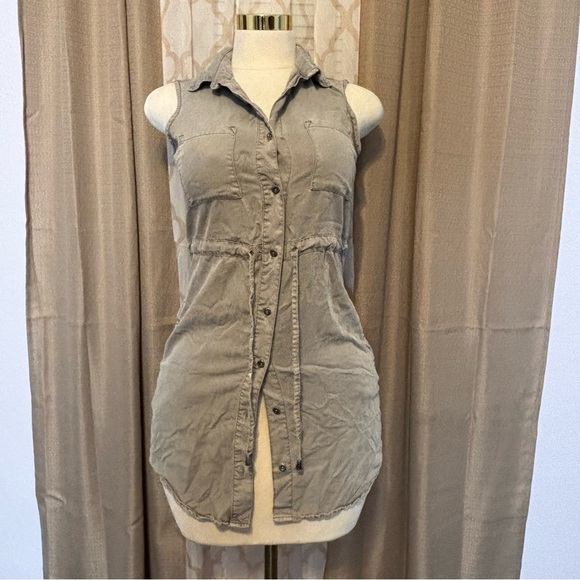 Max Jeans Tops - Women's Gray Sleeveless Button-Down Top, size XS